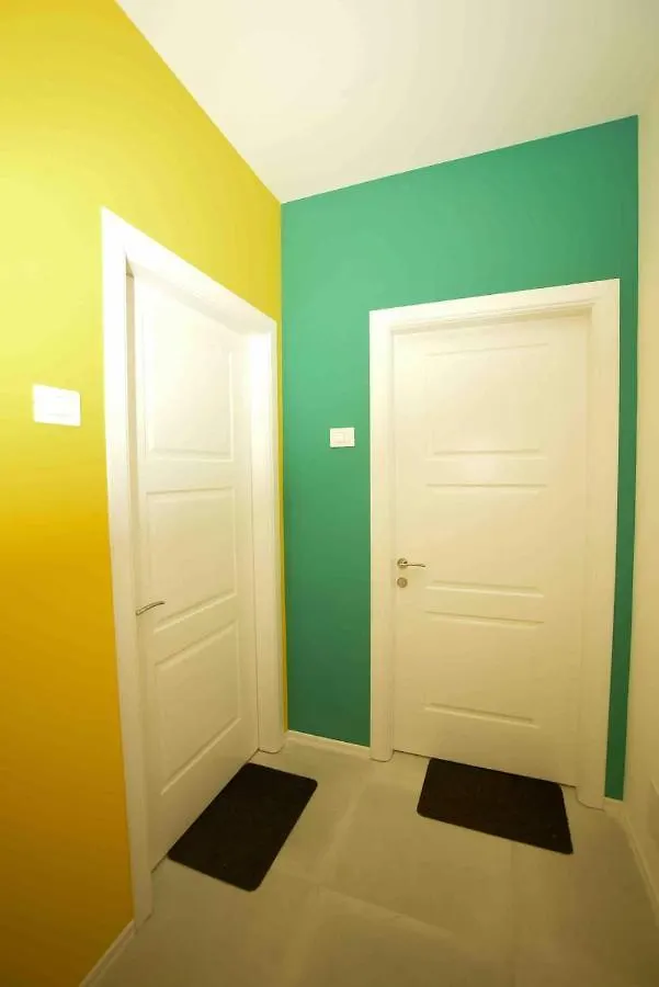 Tirana Yellow Apartment 0*,  Albania