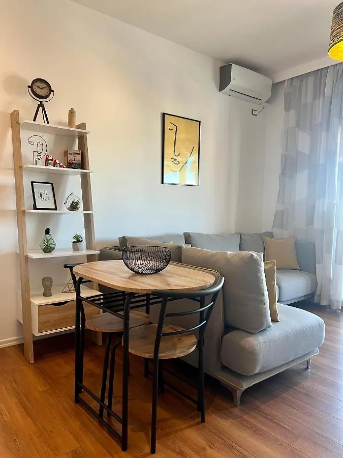 Tirana Yellow Apartment 0*,